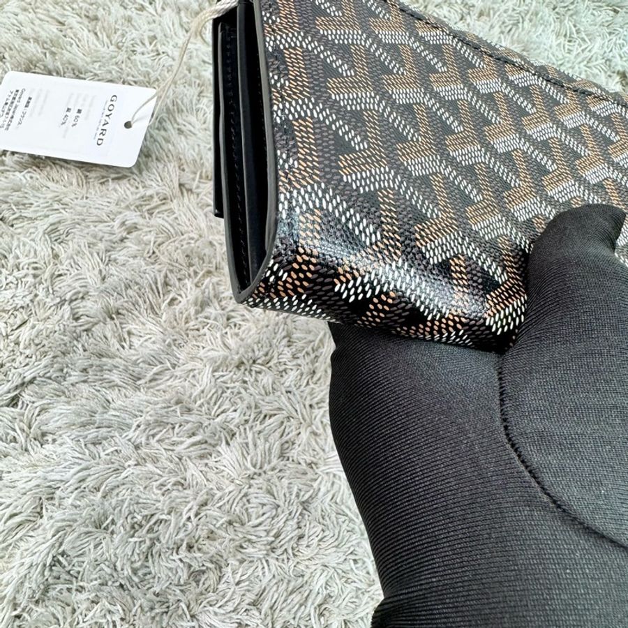 戈雅 Goyard Varenne 經典LOGO防水帆布翻蓋信封包 WOC 斜背包(黑棕)-18