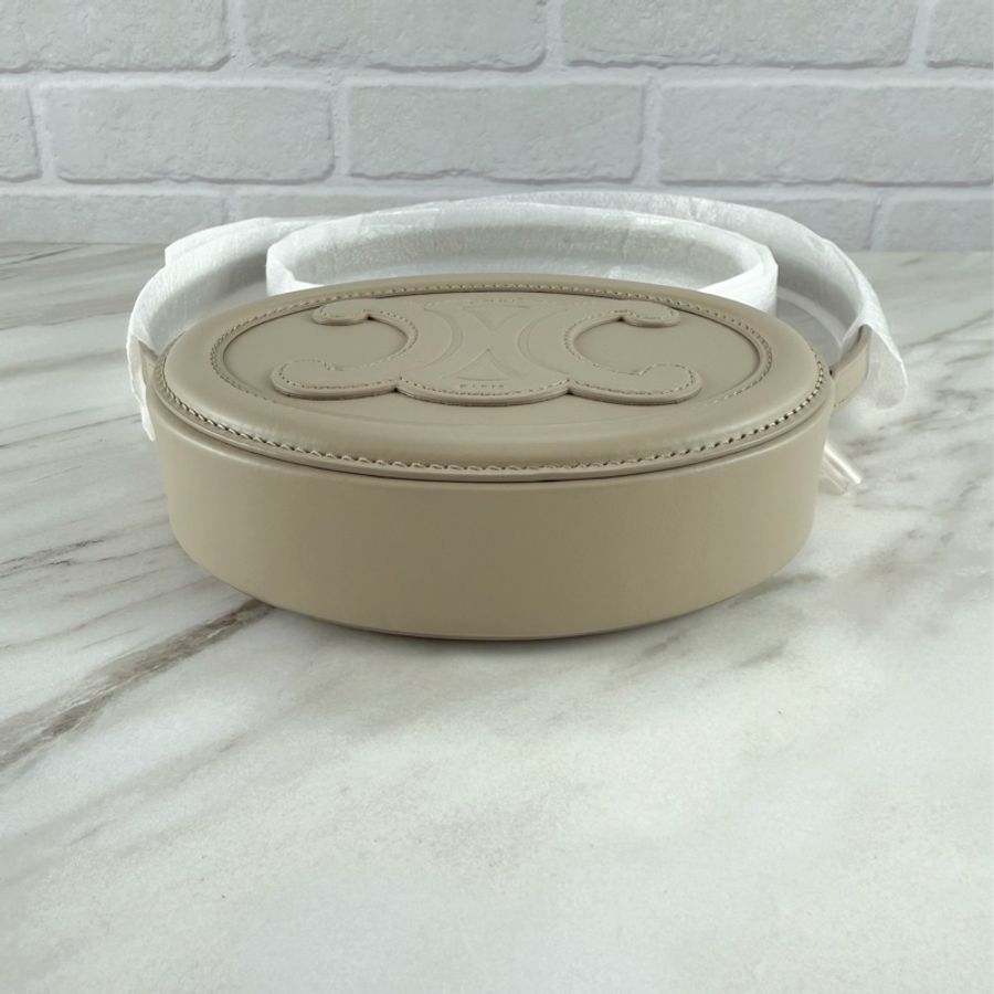 Celine Cuir Triomphe 月餅包 滑面牛皮 凱旋門橢圓斜背包 奶茶色/淺石灰色-8