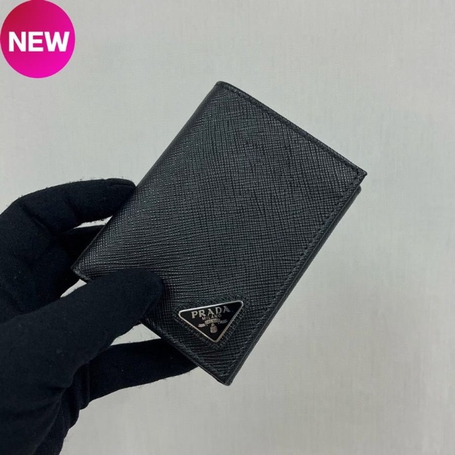 PPrada 2MH041 Saffiano 小牛皮經典短夾 黑色《當季專櫃正售★全新商品 》-0