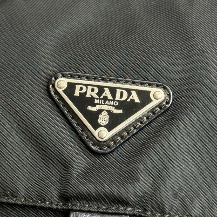 在台現貨 PRADA 再生尼龍翻蓋單扣郵差包🖤實惠夯款-6