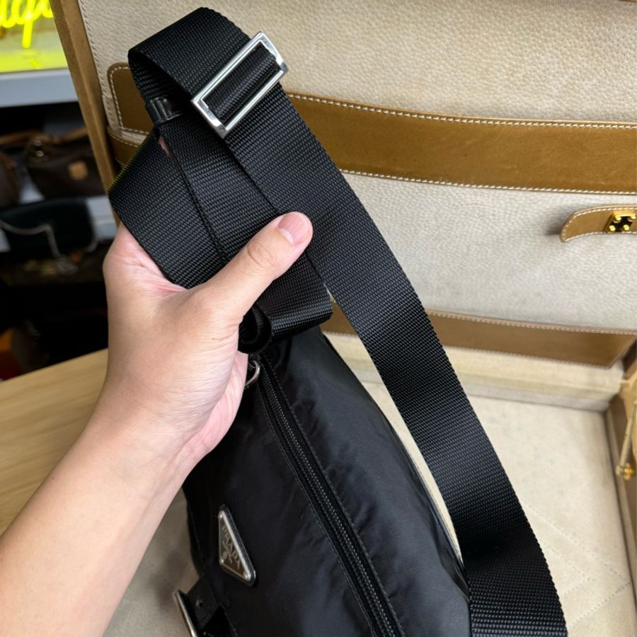 在台現貨 PRADA 再生尼龍翻蓋單扣郵差包🖤實惠夯款-13