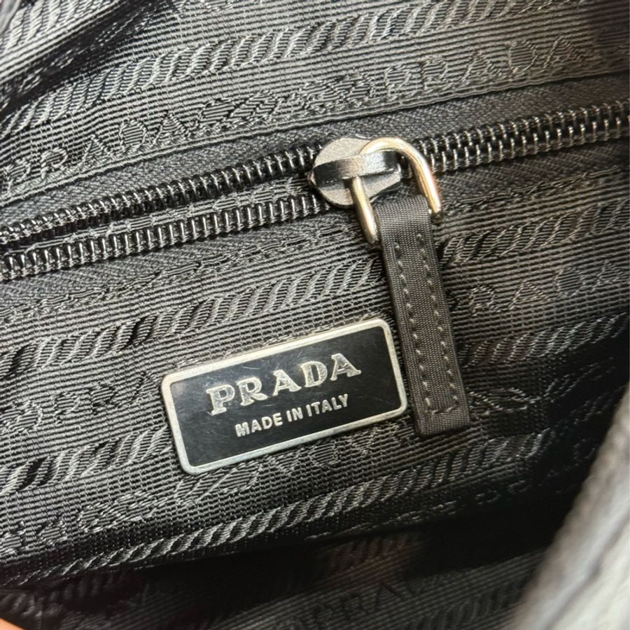 在台現貨 PRADA 再生尼龍翻蓋單扣郵差包🖤實惠夯款-21