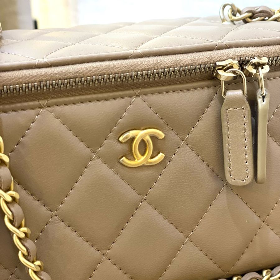 Chanel 奶茶羊皮霧金釦金球調節釦化妝肩斜背包-1