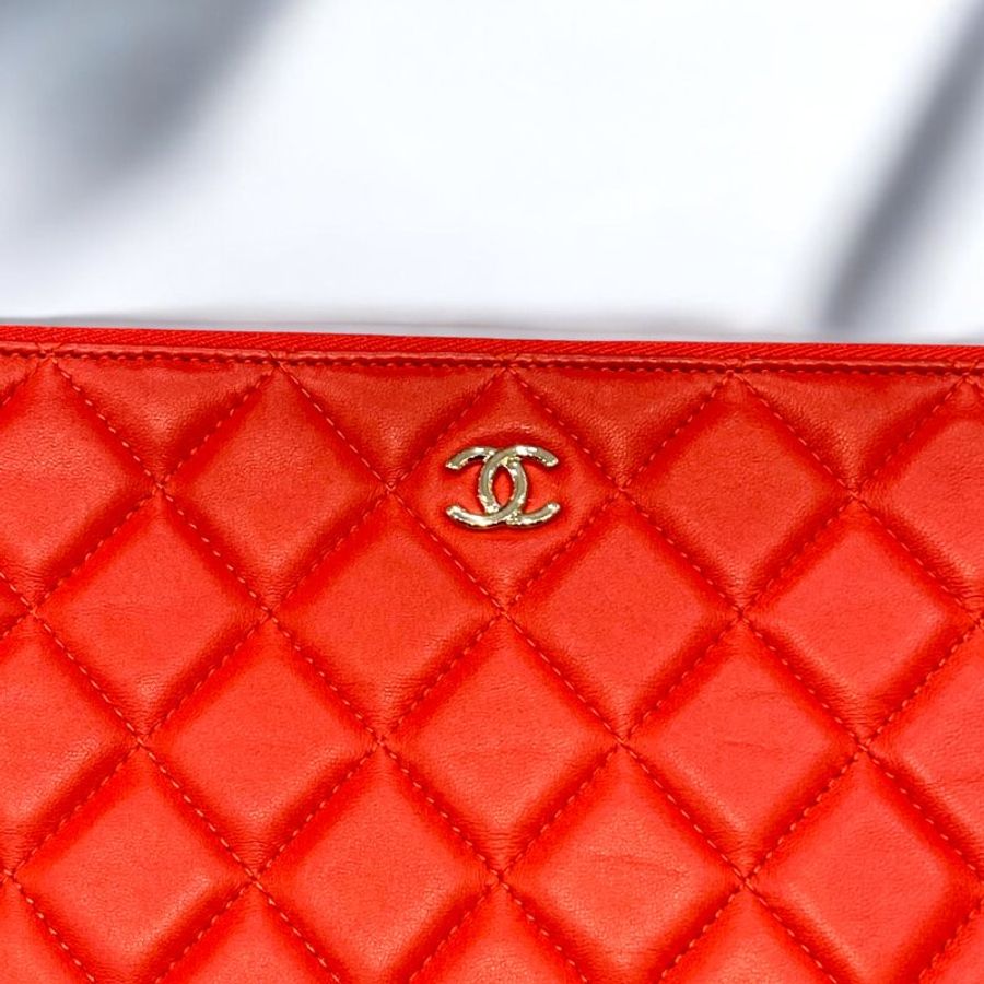 CHANEL 橘紅羊金拉鍊手拿包/24-2