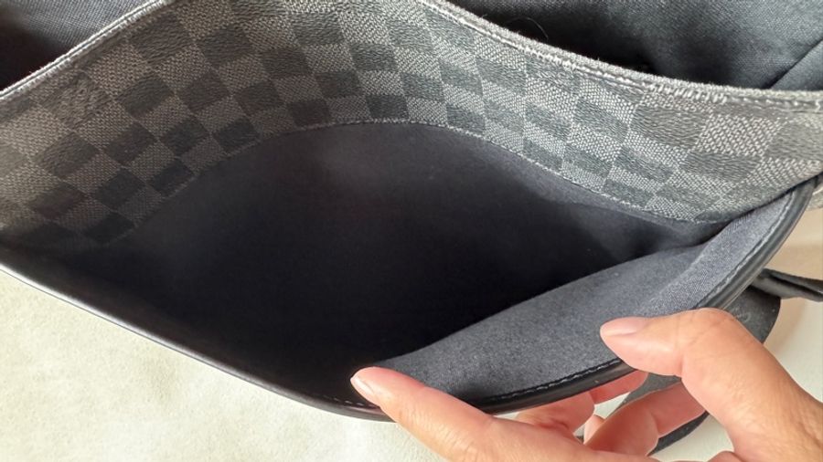 LV N58029 DANIEL MM Damier 男 黑棋盤格紋斜背包-9