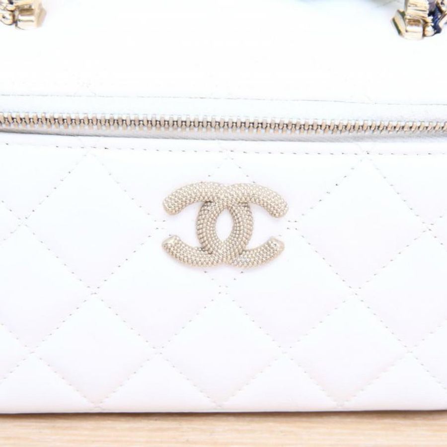 CHANEL(香奈兒) 24P 珍珠手柄 長盒子化妝包 白色 鐳射標 淺金扣-5