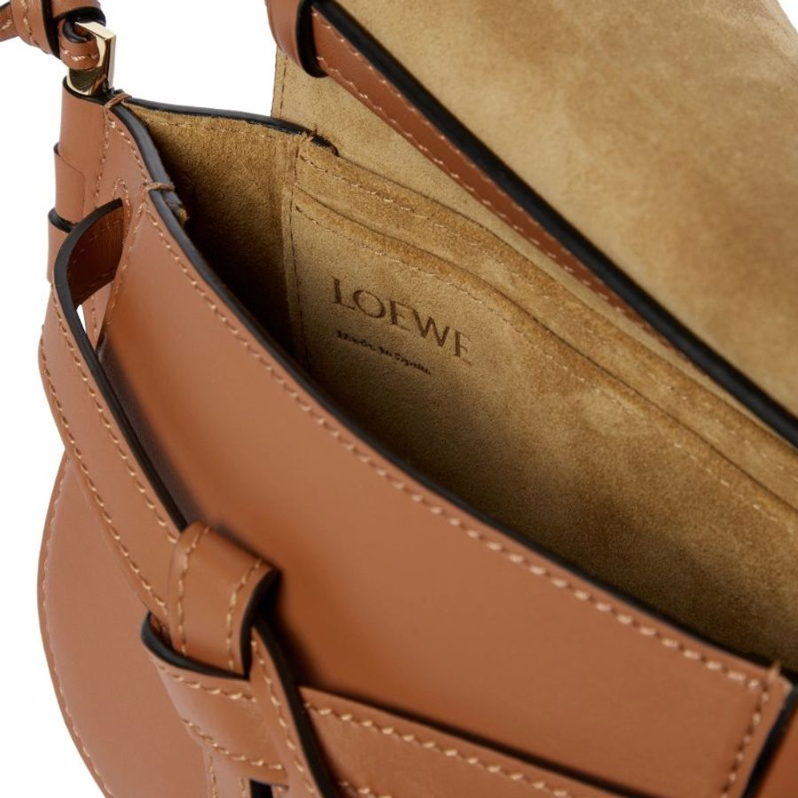 【LOEWE 羅威】 Mini Gate 迷你 皮革 厚背帶 馬鞍包 肩背包 Tan 棕褐色-1