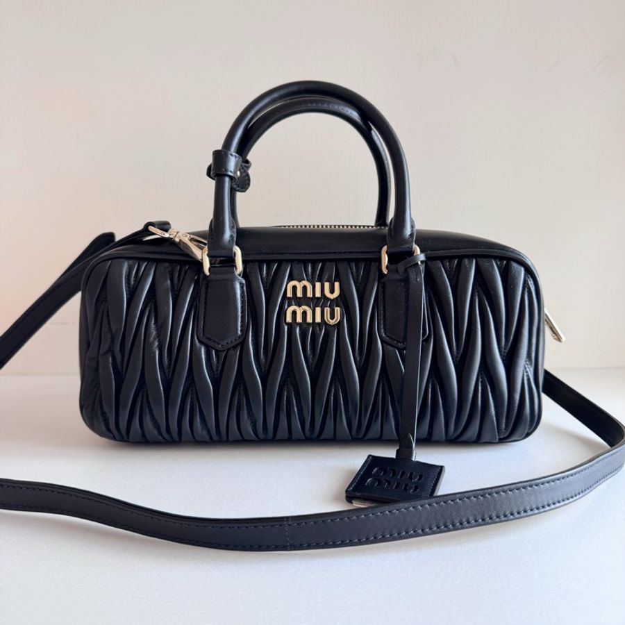 便宜賣 Miu Miu miumiu黑色皺摺包抓皺包Matelasse納帕皮革手袋-10