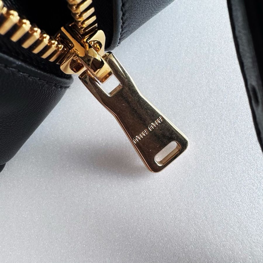 便宜賣 Miu Miu miumiu黑色皺摺包抓皺包Matelasse納帕皮革手袋-17