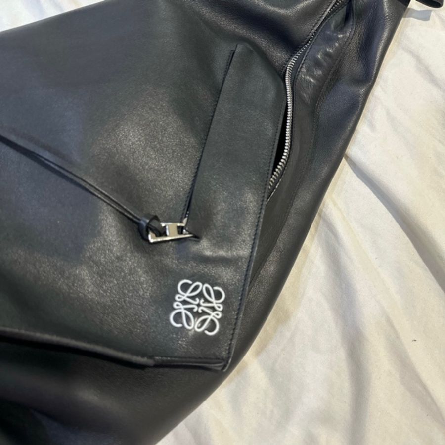 LOEWE loewe anton sling 大款白logo皮革包 送禮 情人節 生日-1