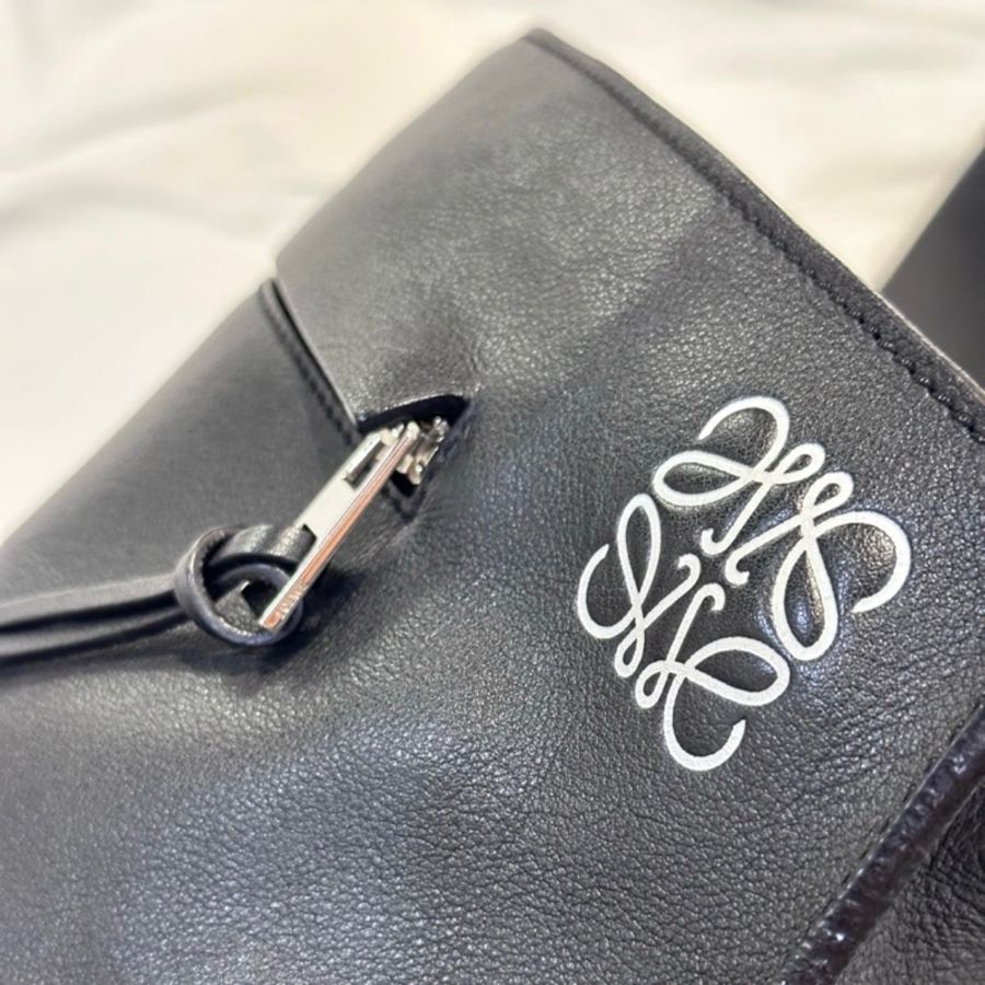 LOEWE loewe anton sling 大款白logo皮革包 送禮 情人節 生日-11
