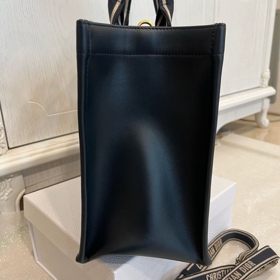 ෆ 2024新款🔥Dior book tote中號有肩帶-9