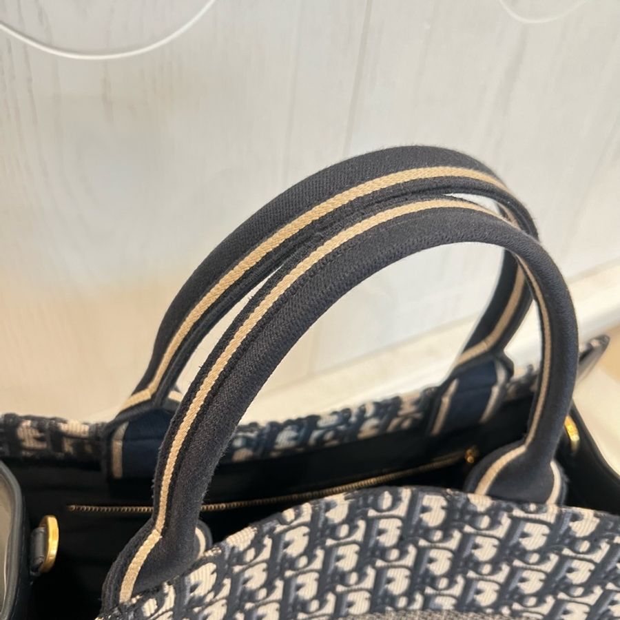 ෆ 2024新款🔥Dior book tote中號有肩帶-11