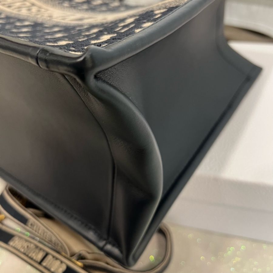 ෆ 2024新款🔥Dior book tote中號有肩帶-14