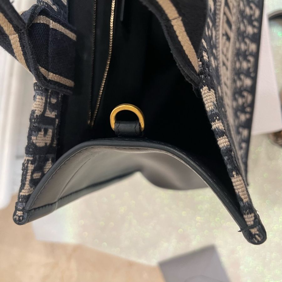 ෆ 2024新款🔥Dior book tote中號有肩帶-22