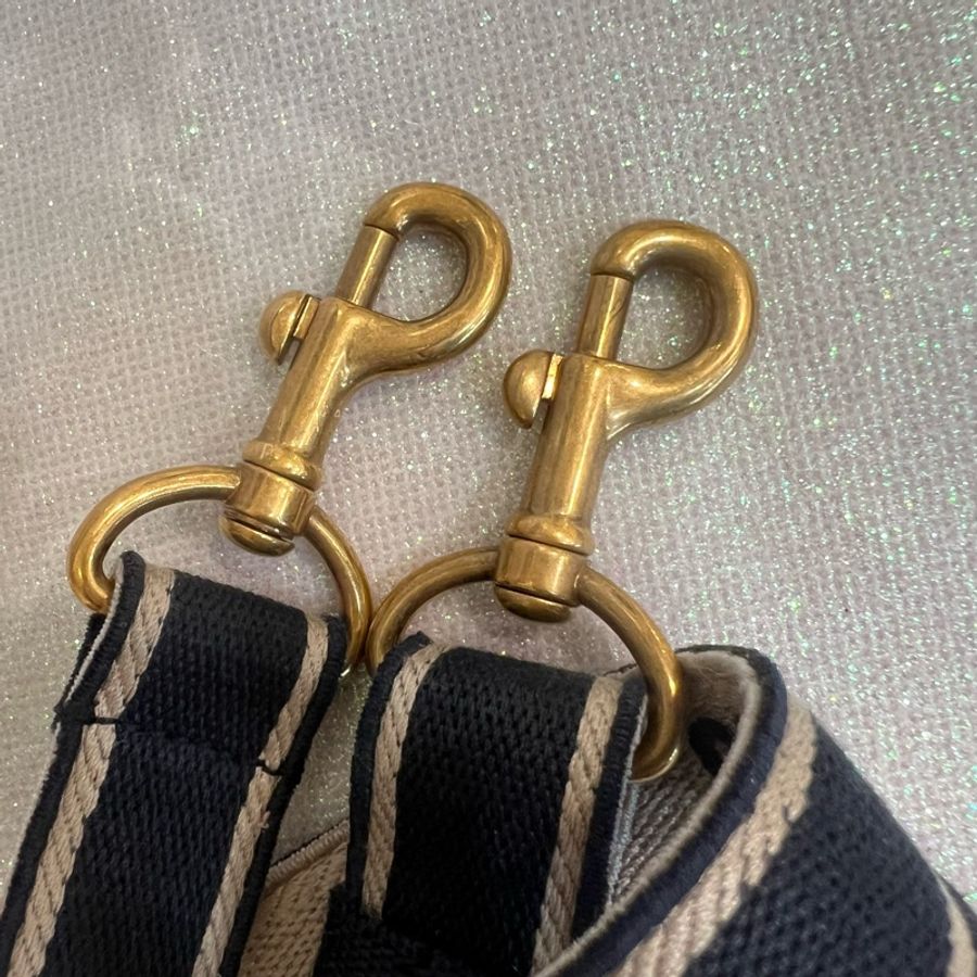 ෆ 2024新款🔥Dior book tote中號有肩帶-23