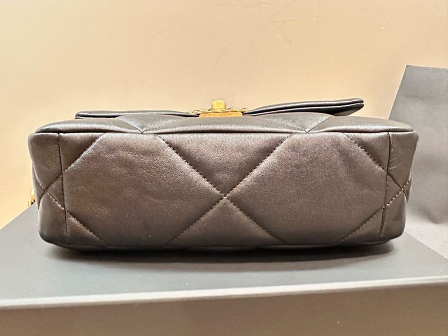 Chanel 19 bag 黑金小號 黃金尺寸 近新閒置品未使用-4