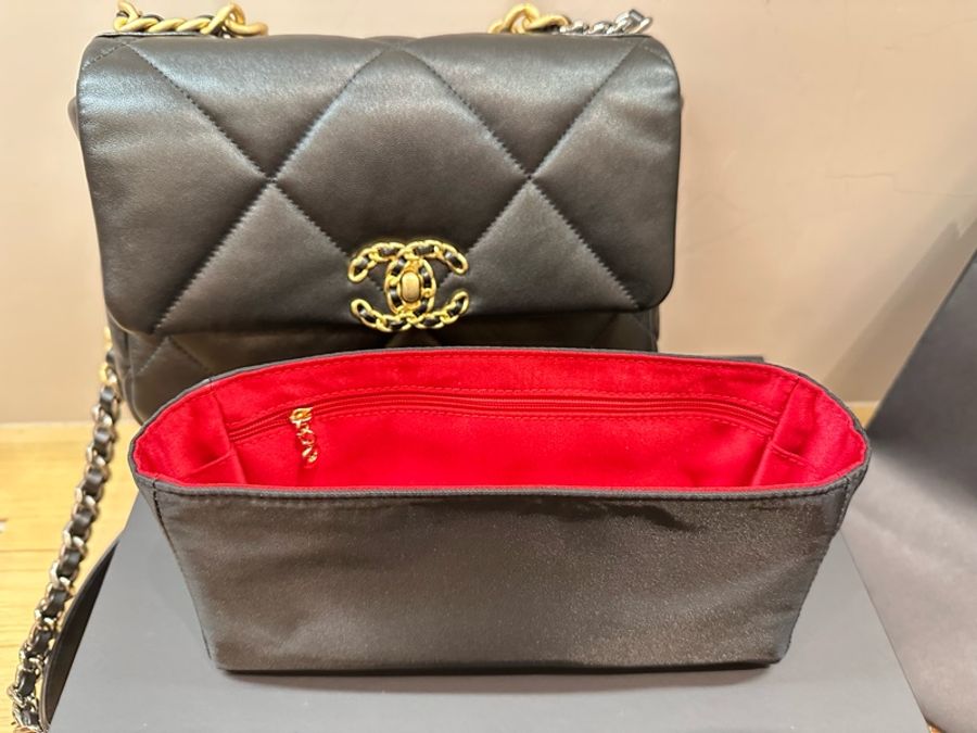Chanel 19 bag 黑金小號 黃金尺寸 近新閒置品未使用-6