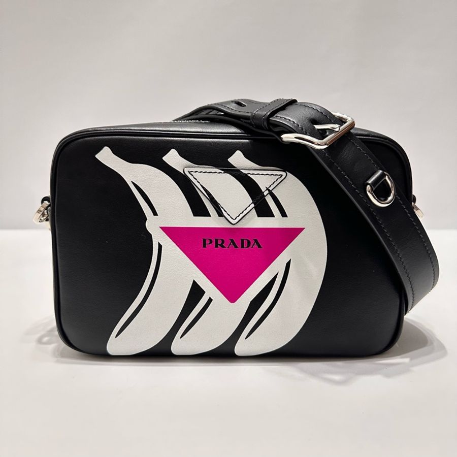 PRADA  香蕉三角形Logo印花相機包（典藏款）-0