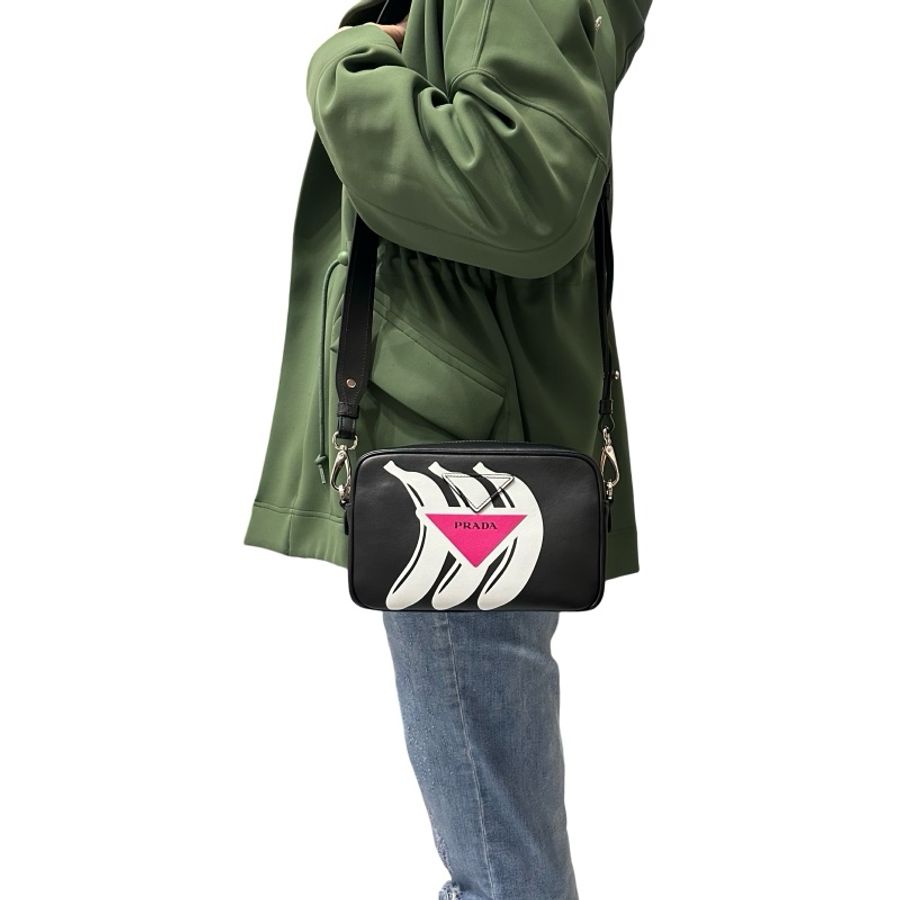PRADA  香蕉三角形Logo印花相機包（典藏款）-1