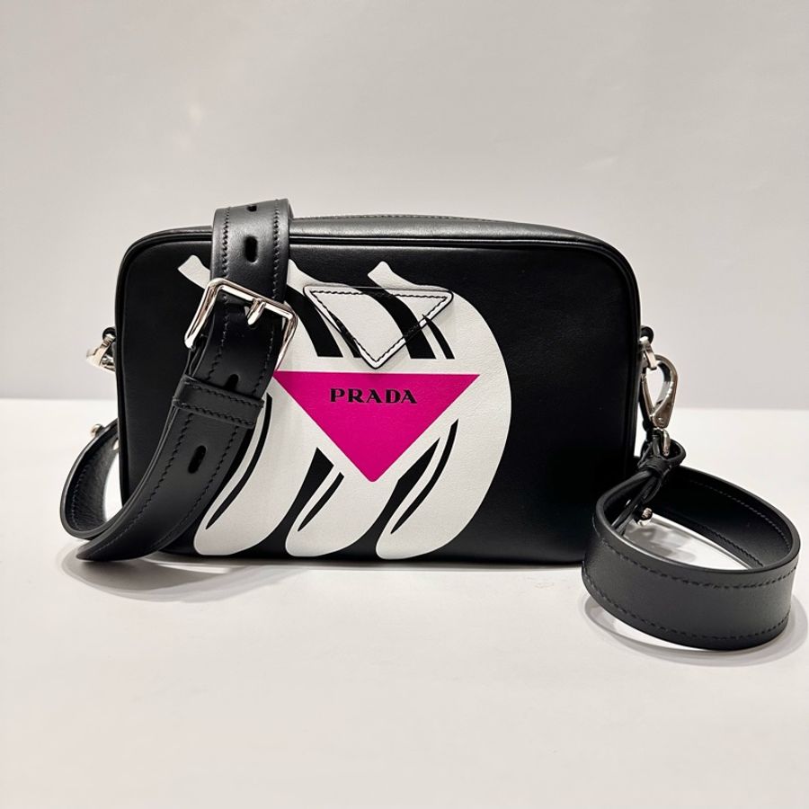 PRADA  香蕉三角形Logo印花相機包（典藏款）-2