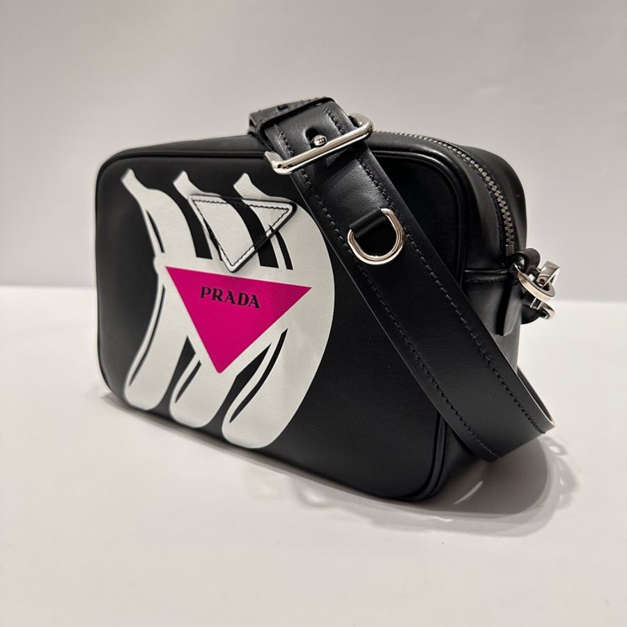 PRADA  香蕉三角形Logo印花相機包（典藏款）-3