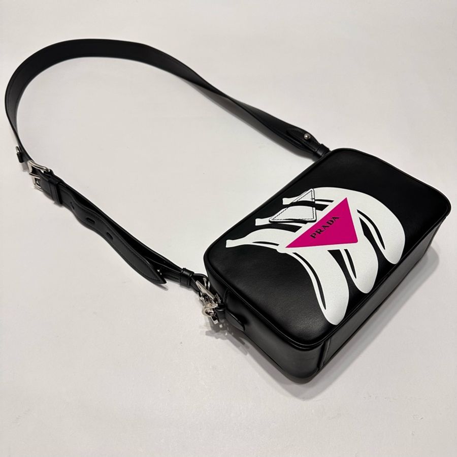 PRADA  香蕉三角形Logo印花相機包（典藏款）-4