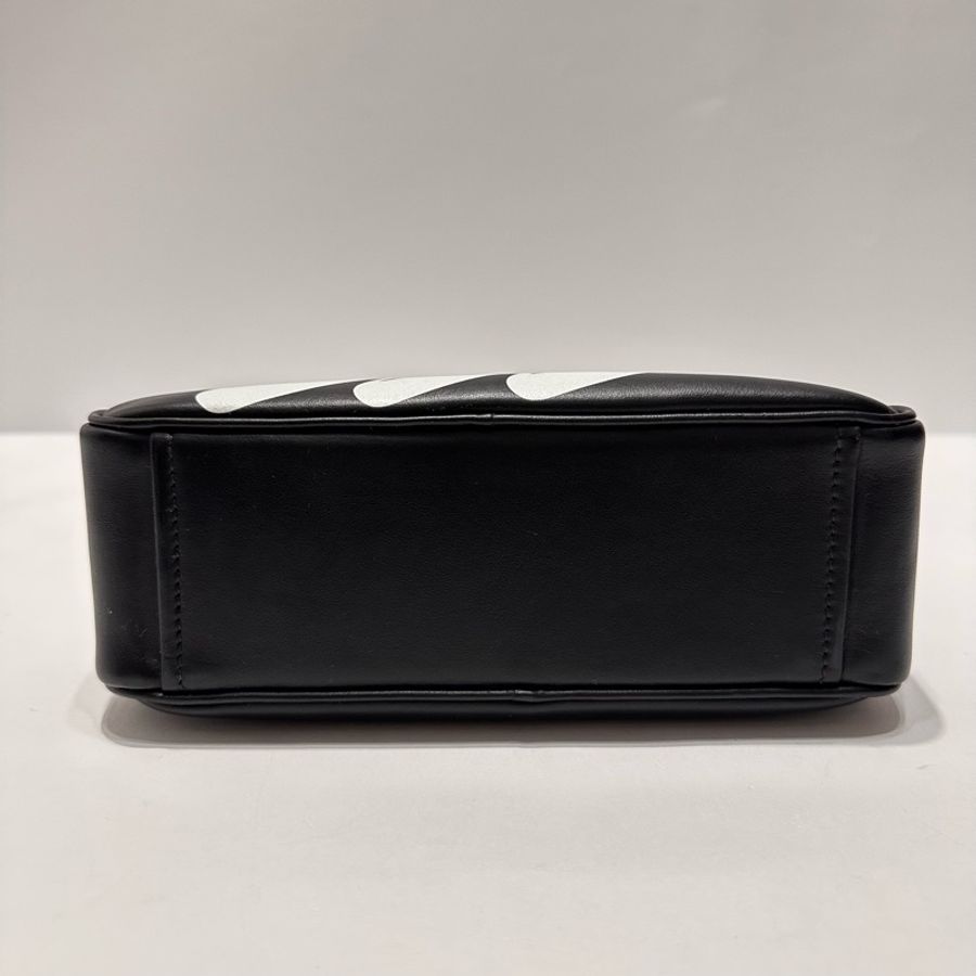 PRADA  香蕉三角形Logo印花相機包（典藏款）-9