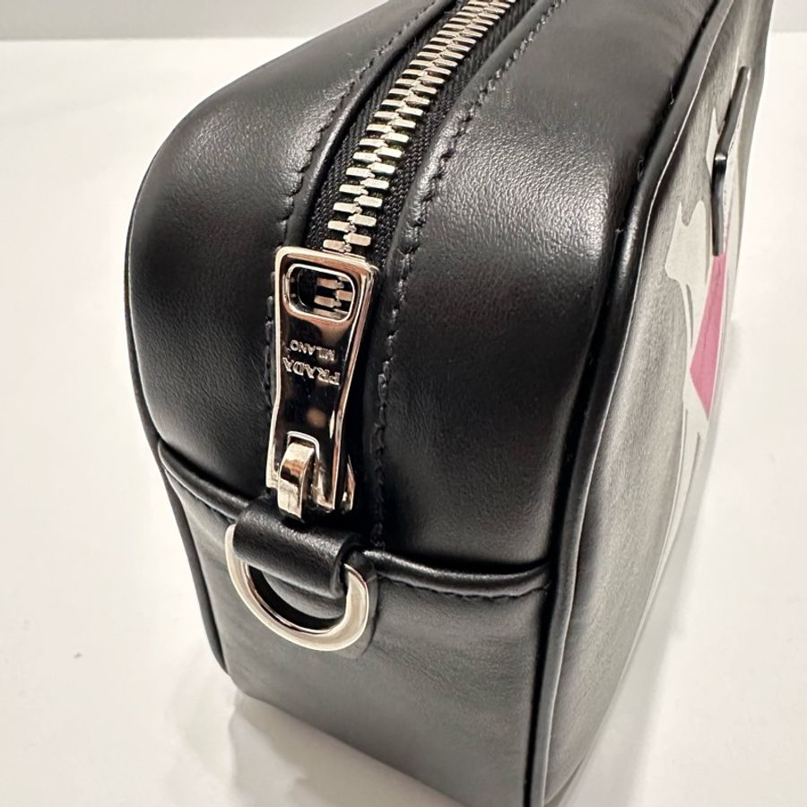 PRADA  香蕉三角形Logo印花相機包（典藏款）-12