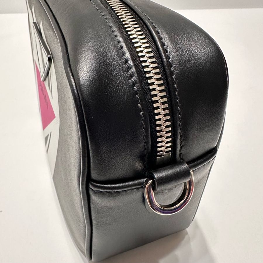 PRADA  香蕉三角形Logo印花相機包（典藏款）-13