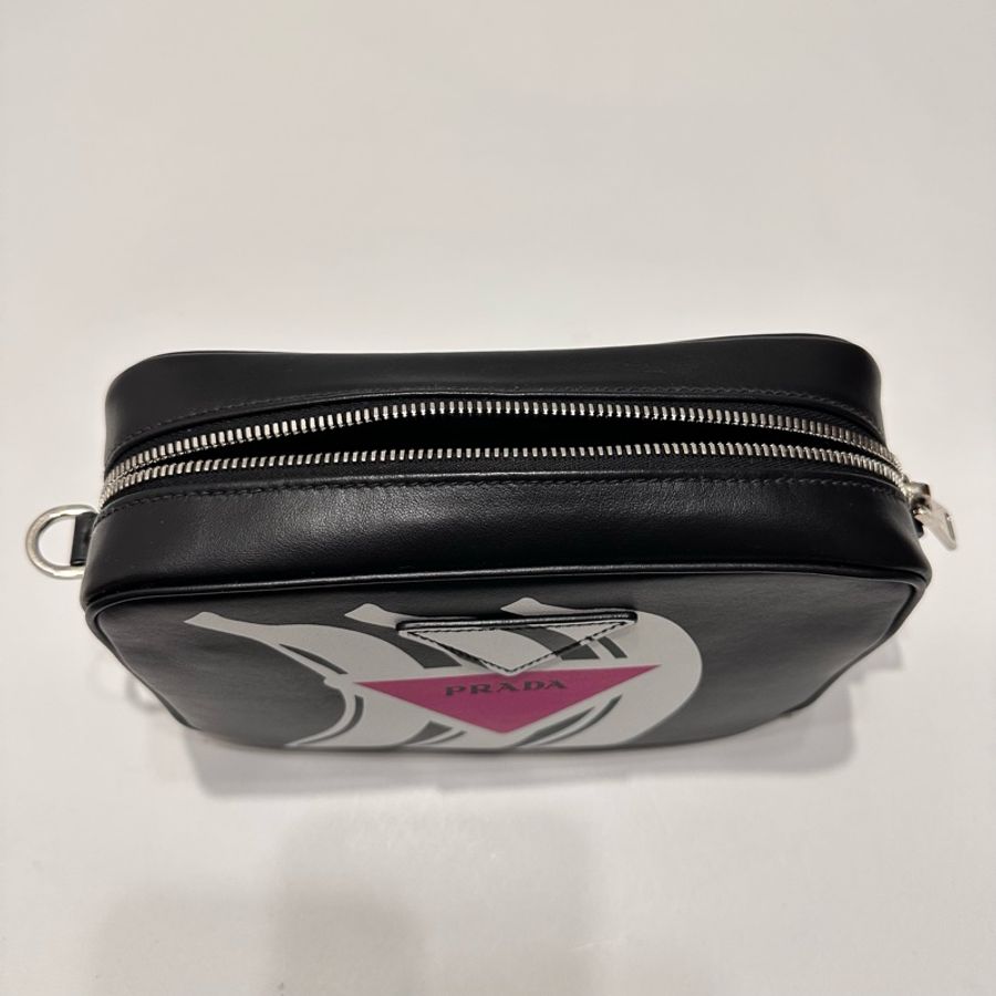 PRADA  香蕉三角形Logo印花相機包（典藏款）-14