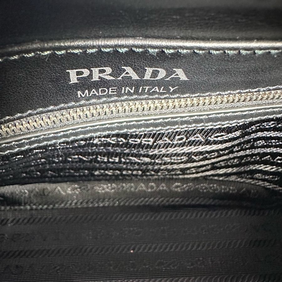 PRADA  香蕉三角形Logo印花相機包（典藏款）-16