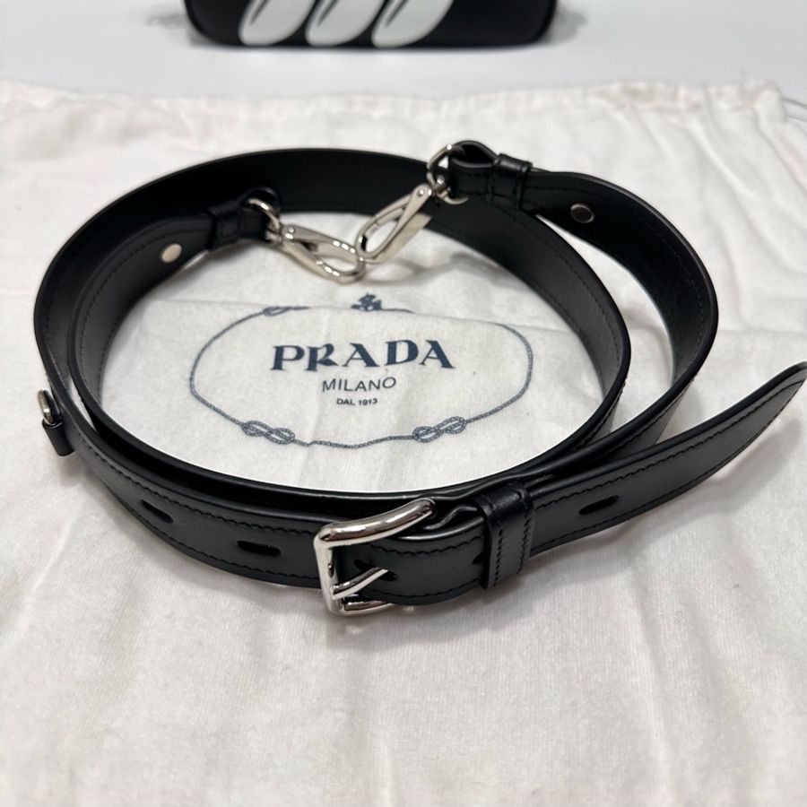 PRADA  香蕉三角形Logo印花相機包（典藏款）-20