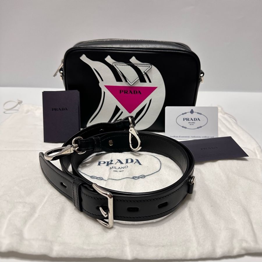 PRADA  香蕉三角形Logo印花相機包（典藏款）-27
