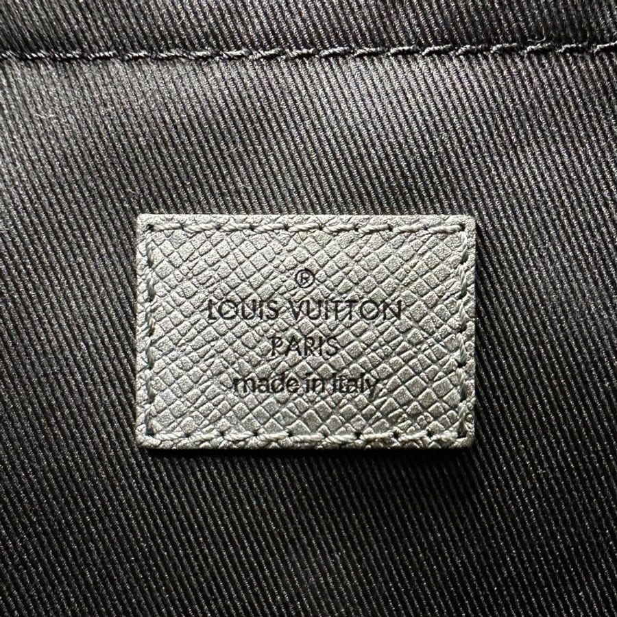 LV Outdoor銀灰郵差包-8