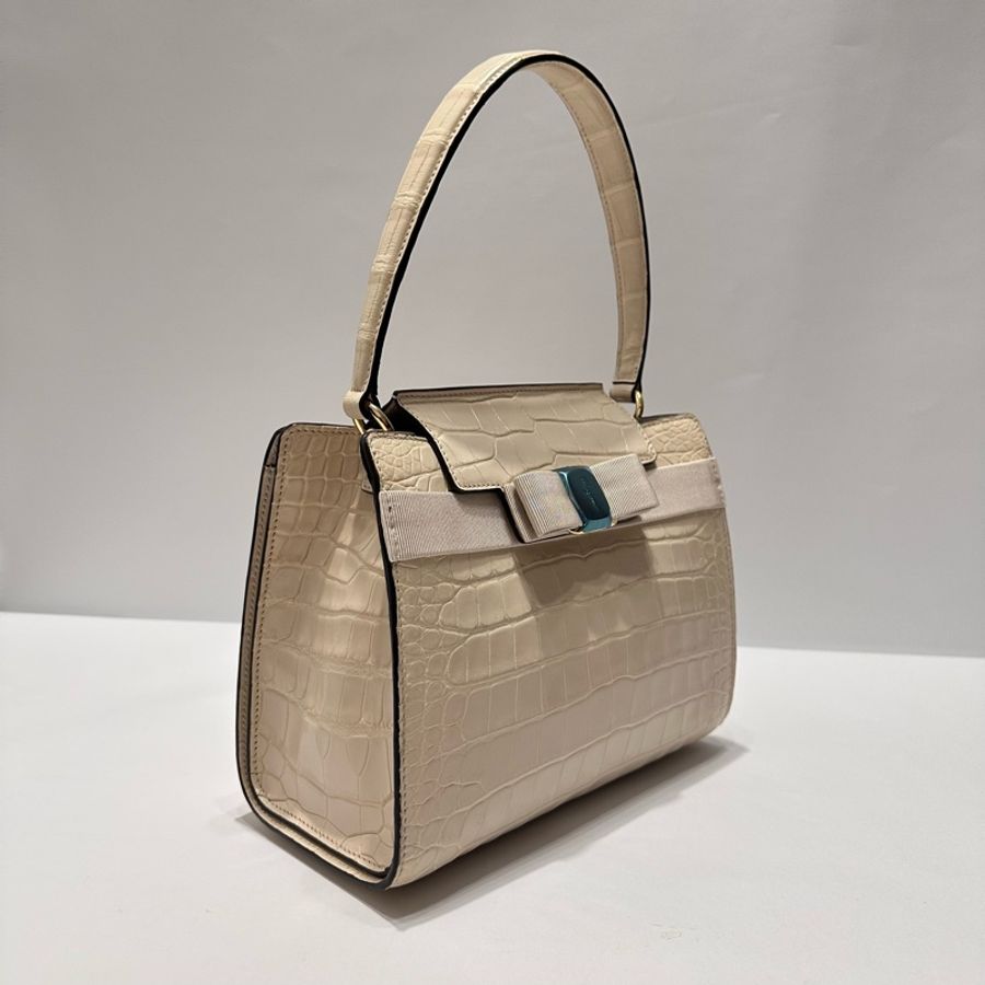 Salvatore Ferragamo Vara Top Handle 尼羅鱷手提/肩背包（茉莉花白）-3