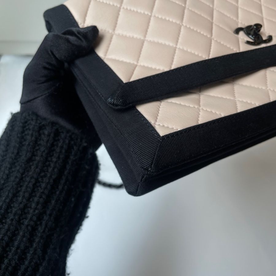 Chanel 米羊皮黑邊肩側包-5