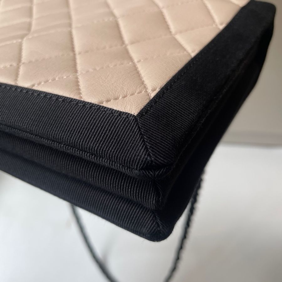 Chanel 米羊皮黑邊肩側包-9