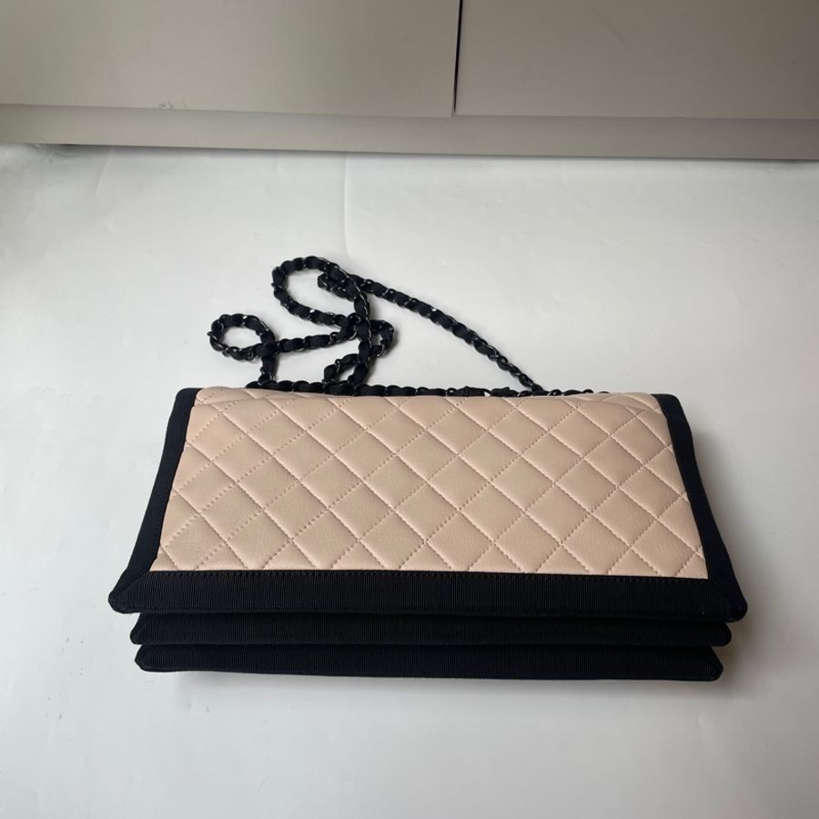 Chanel 米羊皮黑邊肩側包-11