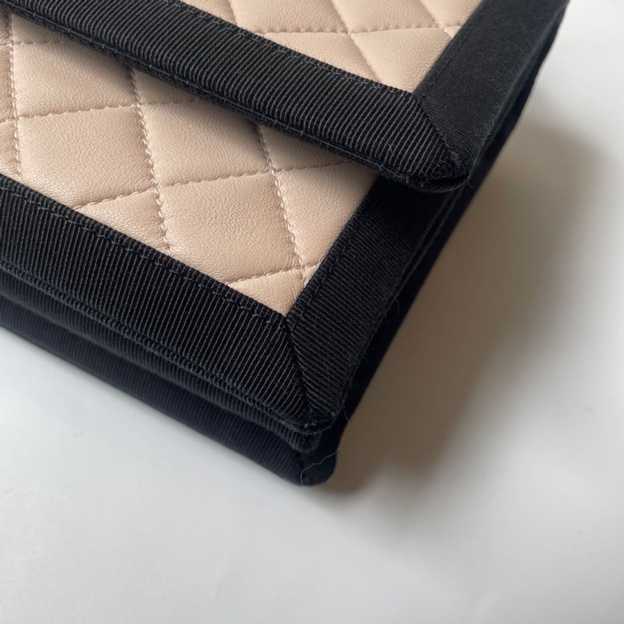 Chanel 米羊皮黑邊肩側包-13