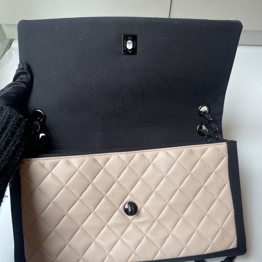 Chanel 米羊皮黑邊肩側包-17