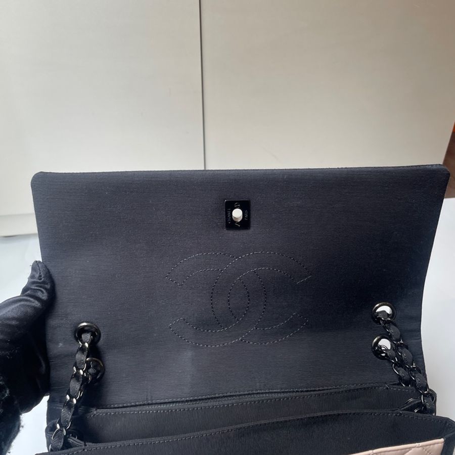 Chanel 米羊皮黑邊肩側包-23