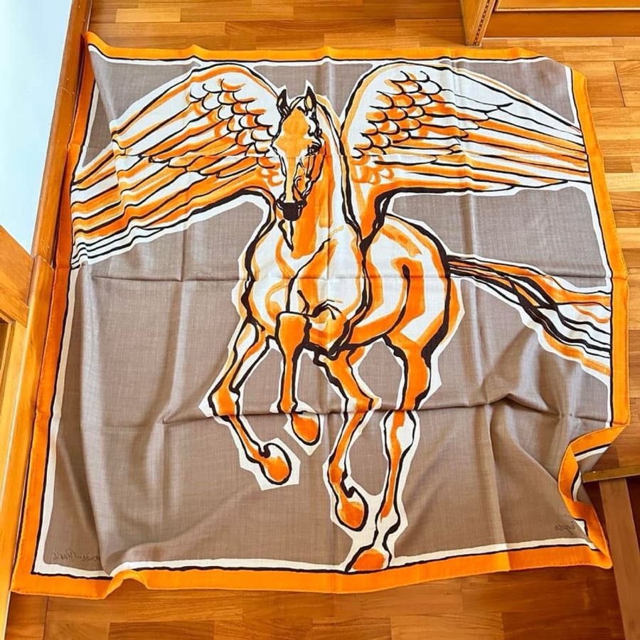 hermes 愛馬仕 羊絨圍巾 自由飛馬 140 羊絨絲巾 掛畫-0