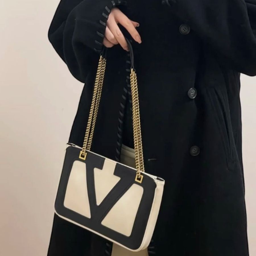 🎊佳節特賣🎁Valentino Garavani 小款軟羊皮 VIVA Superstar 包 黑色配白色-13