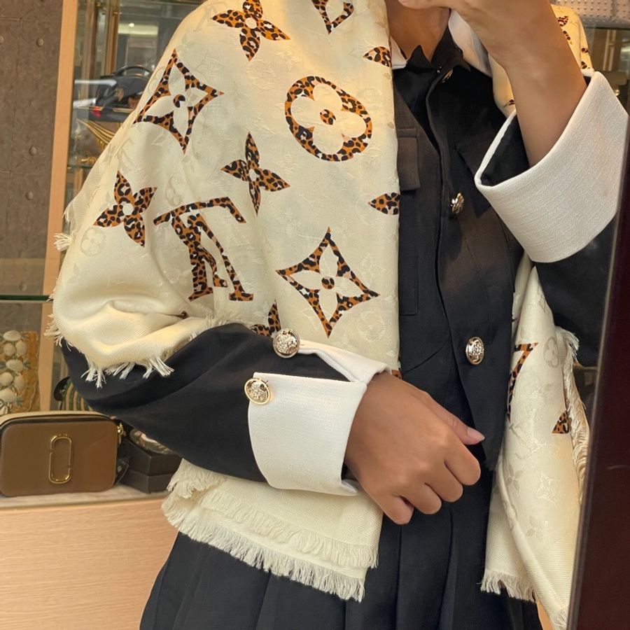 LV 米白拼豹紋LOGO大披巾-1