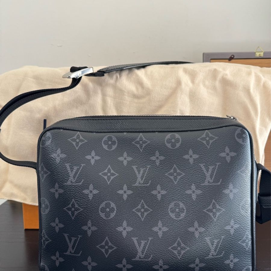 LOUIS VUITTON 路易威登經典Outdoor郵差包LV M30233晶片款-1