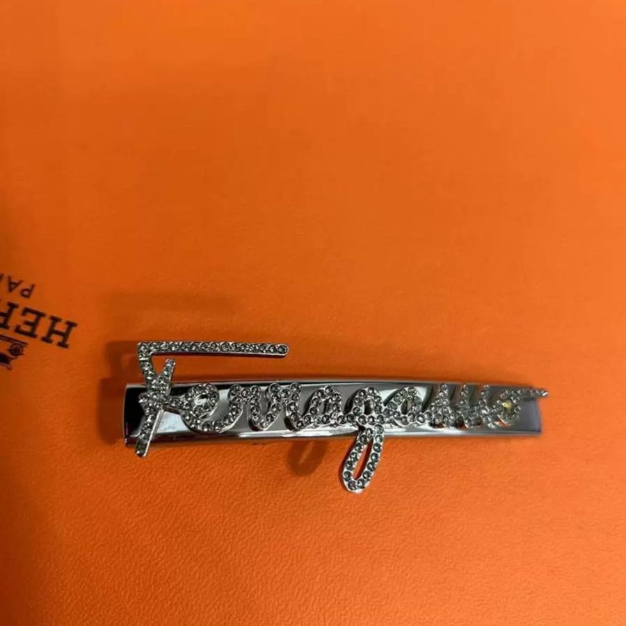 Ferragamo 字母水鑽髮夾  很新-0