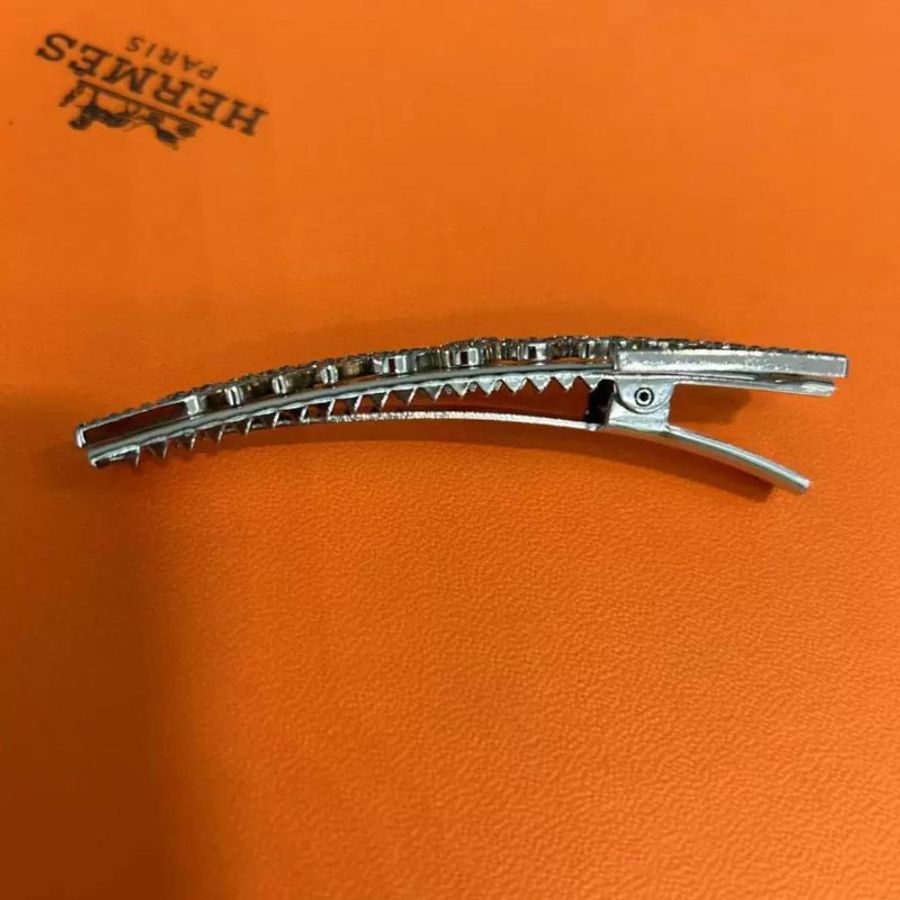 Ferragamo 字母水鑽髮夾  很新-3