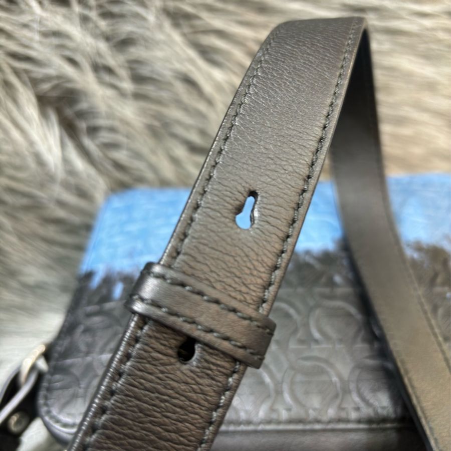 FERRAGAMO 黑皮 藍皮 壓紋 拼色 logo 相機包 斜背包-22