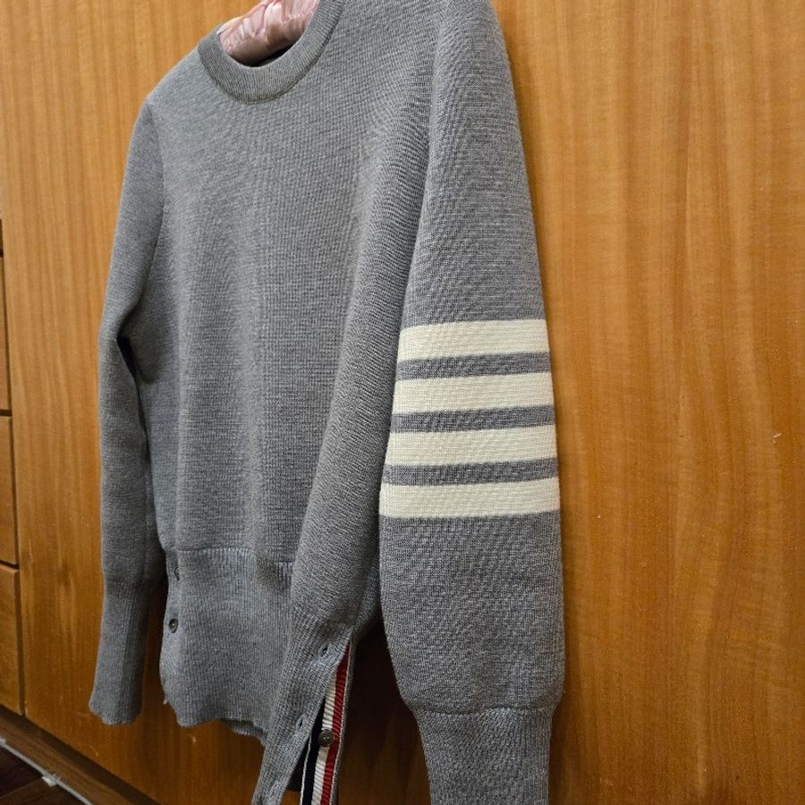 thom browne (2024 秋冬新款) _圓領經典四槓針織上衣(灰色)-11